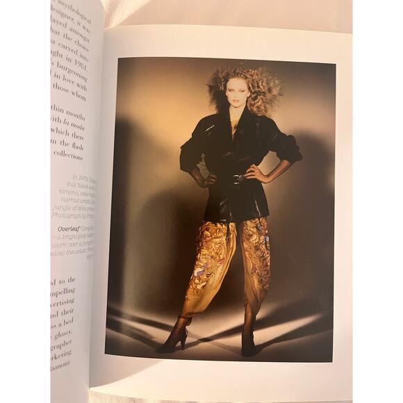 Vogue on Gianni Versace by Charlotte Sinclair. 2017 Hardcover - Picture 6 of 11